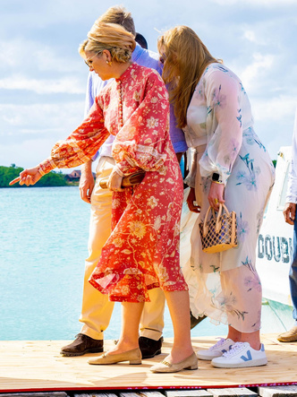 Модный тур: самые яркие наряды королевы Максимы на Карибах, которые вам захочется повторить