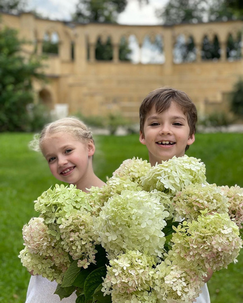 Фото №1 - Поделки, цветы и представление: дети Аллы Пугачевой и Максима Галкина отмечают 8-летие