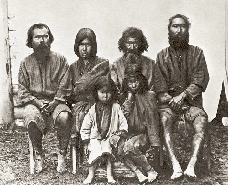 Семья Айнов на Сахалине, 1890 год. Фото Антона Чехова | Источник: photo-fox / Alamy via Legion Media