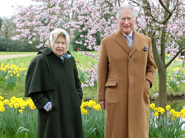 Прямой намек: какое послание Сассекским зашифровано в пасхальных фото Королевы и Чарльза