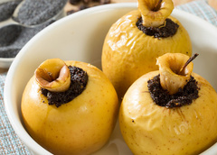 Печеные яблоки с маком и медом: полезный десерт