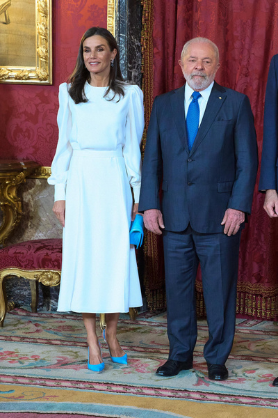 Сама элегантность: королева Летиция в белоснежном костюме и в голубых лодочках
