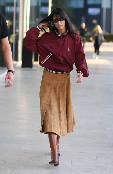 Офисная юбка и спортивная олимпийка: Белла Хадид учит нас, как правильно миксовать разные стили в одном образе