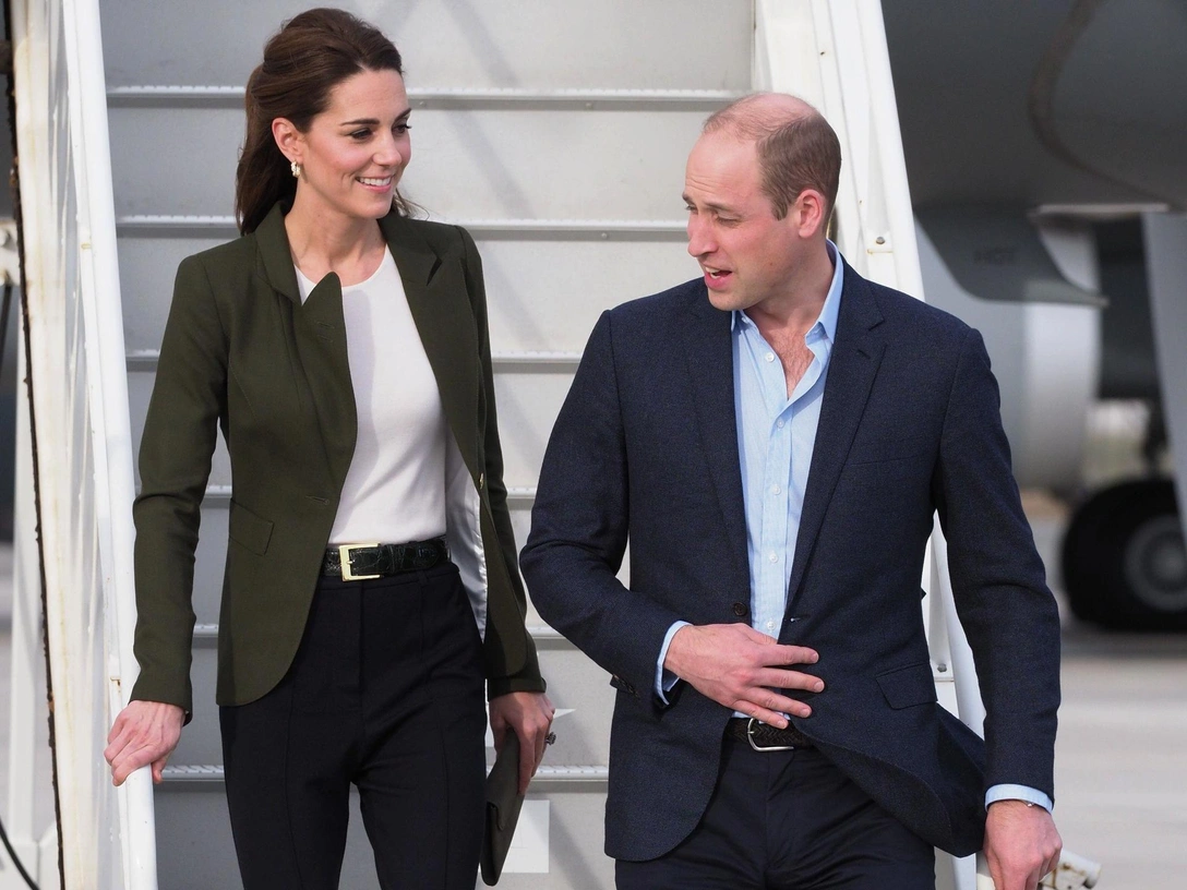 Кэтрин и Уильям выходят из самолета на Кипре, 5 декабря 201 | marieclaire.ru