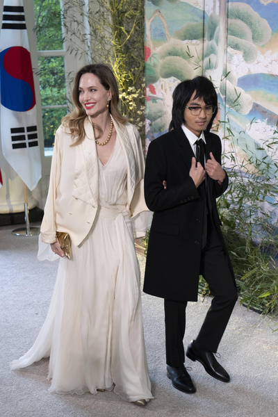 Редкий выход: Анджелина Джоли с сыном посетила официальный президентский ужин
