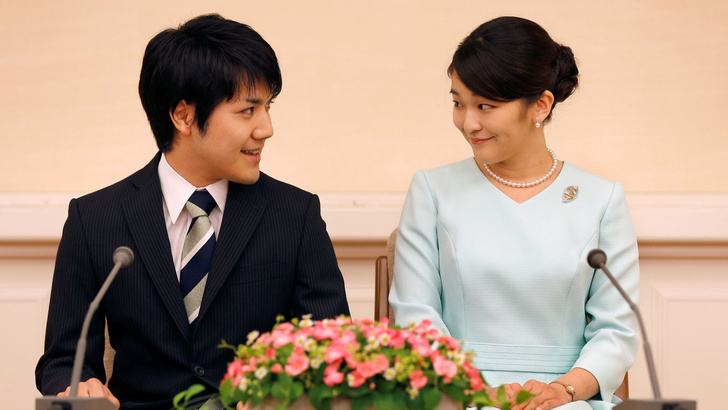 По зову сердца: японская принцесса Мако вышла замуж за однокурсника и лишилась титула 😱