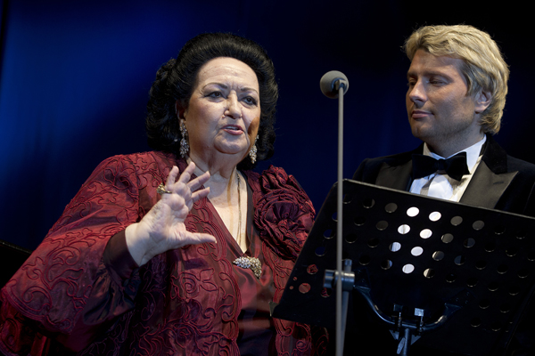 Испанская певица и Николай Басков познакомились в 2000 году на концерте в Санкт-Петербурге. С тех пор дружат. Николай называет диву музыкальной мамой