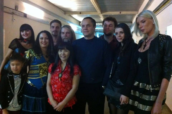 Редкое фото Соколова с экстрасенсами - на съемках актер общался с ними по минимуму