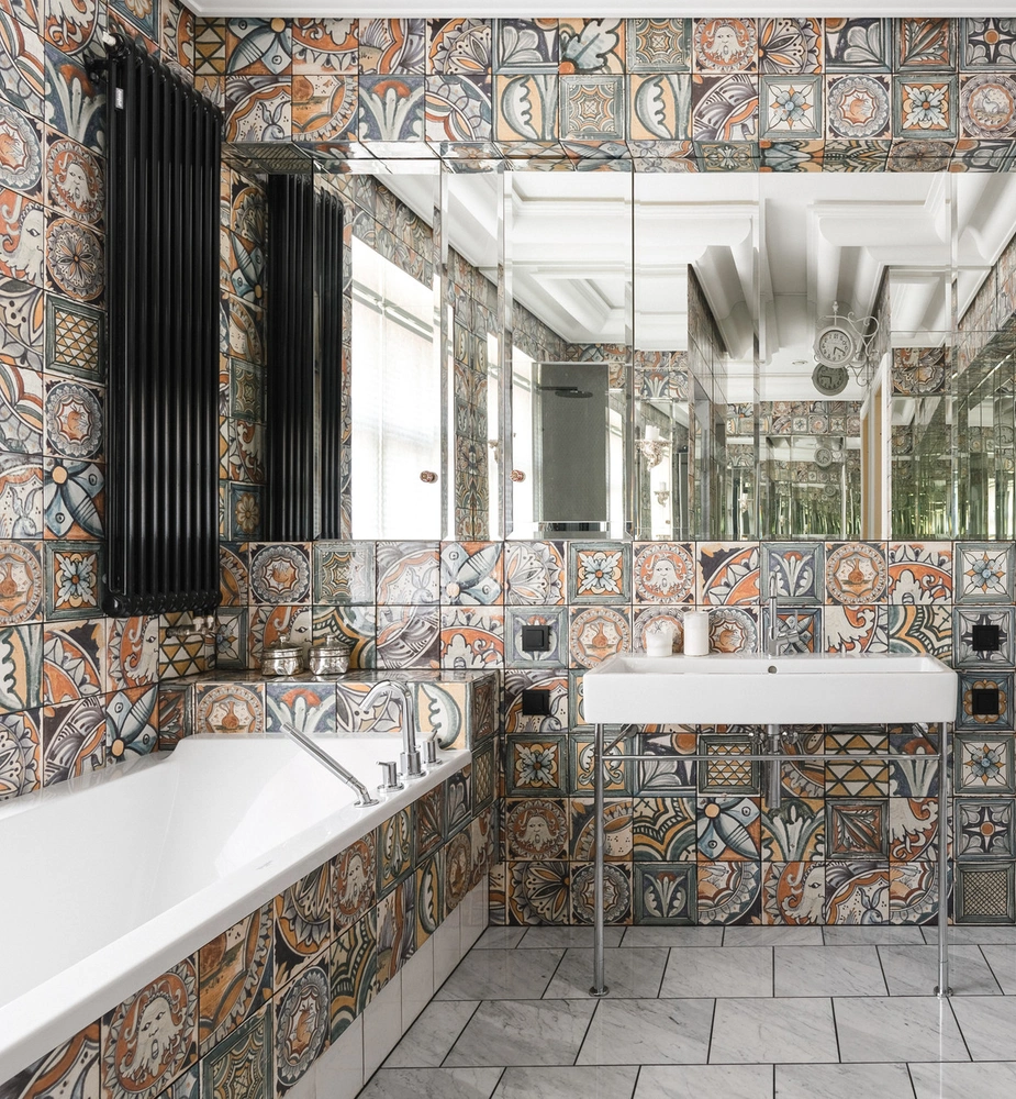 Дом архитектора Владимира Чувашева в Санкт-Петербурге. В ванной зеркала, помещенные одно напротив другого, создают эффект бесконечной перспективы. | Источник: Дмитрий Цыренщиков. Стиль: shum.agency