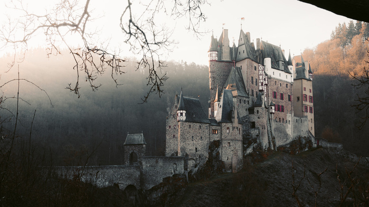 Названы самые впечатляющие замки Европы