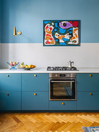 Яркая квартира с синей кухней в Праге