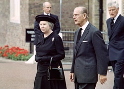 Крепкое плечо: как принц Филипп помог Королеве справиться с самым тяжелым кризисом монархии