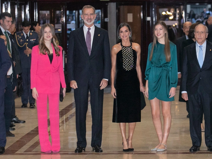 Принцесса Астурийская, Леонор де Бурбон, король Филипп VI, королева Летиция и инфанта София по прибытии на 30-й концерт премии принцессы Астурийской, Овьедо, Астурия, Испания, 26 октября 2022