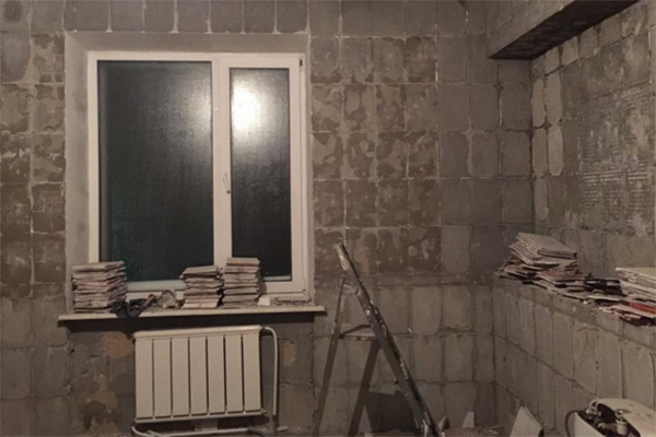 Ирина Агибалова показала промежуточный результат работы – стены, очищенные от старого кафеля
