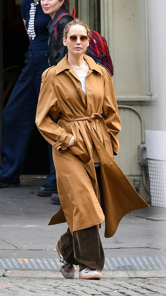 Дженнифер Лоуренс в стильном плаще — он является самым модным предметом верхней одежды весной