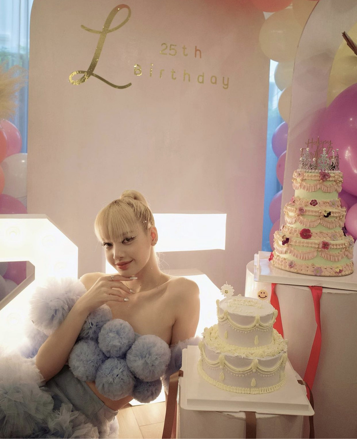 Самая популярная азиатка — Лиса из BLACKPINK — отметила день рождения в фантастическом кукольном образе