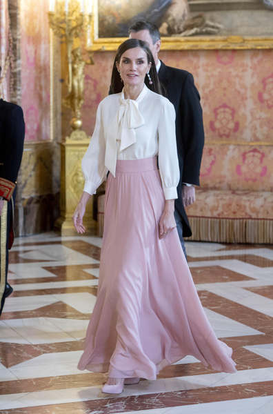 Готовимся к весне: 5 нежно-розовых юбок, как у королевы Летиции — невероятная женственность!