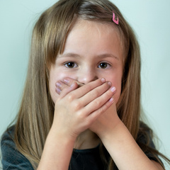 «У дочери неприятно пахнет изо рта — что делать?»: отвечает гастроэнтеролог