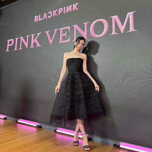 Джису из BLACKPINK появилась на пред-релизе Pink Venom в шикарном платье Dior 😍