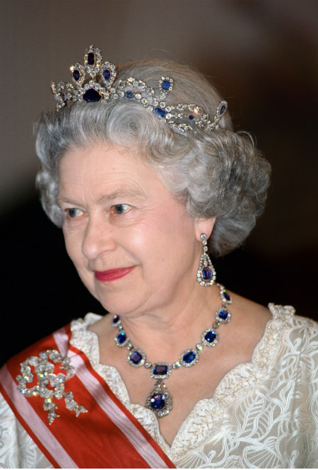 Королева Камилла дебютировала в синем кружевном платье и сапфировой тиаре Елизаветы II, которую та надевала в Москве