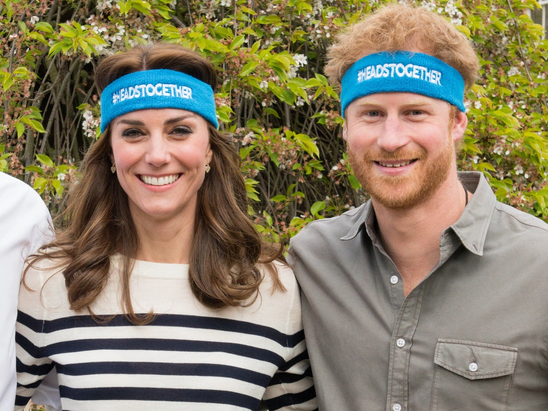 Герцогиня Кэтрин и принц Гарри возглавляют новую кампанию под названием Heads Together и запечатлены в фирменных повязках в саду Кенсингтонского дворца, 21 апреля 2016 | marieclaire.ru