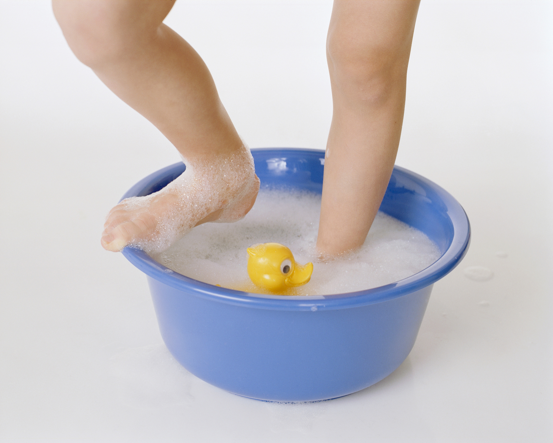 Ванночки с горчицей. Ванночка для ног. Ножные ванны для детей. Ванночки для ног дети. Контрастные ножные ванны для детей.