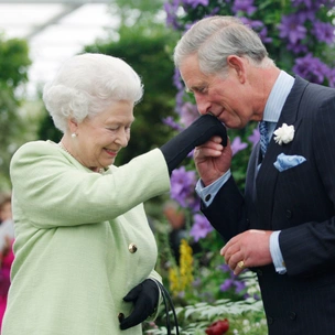 Помощь сына: 5 раз, когда принц Чарльз поддерживал Королеву