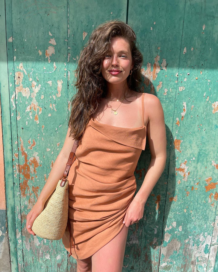 Платье с драпировкой + соломенная сумка: Эмили Ди Донато в Jacquemus