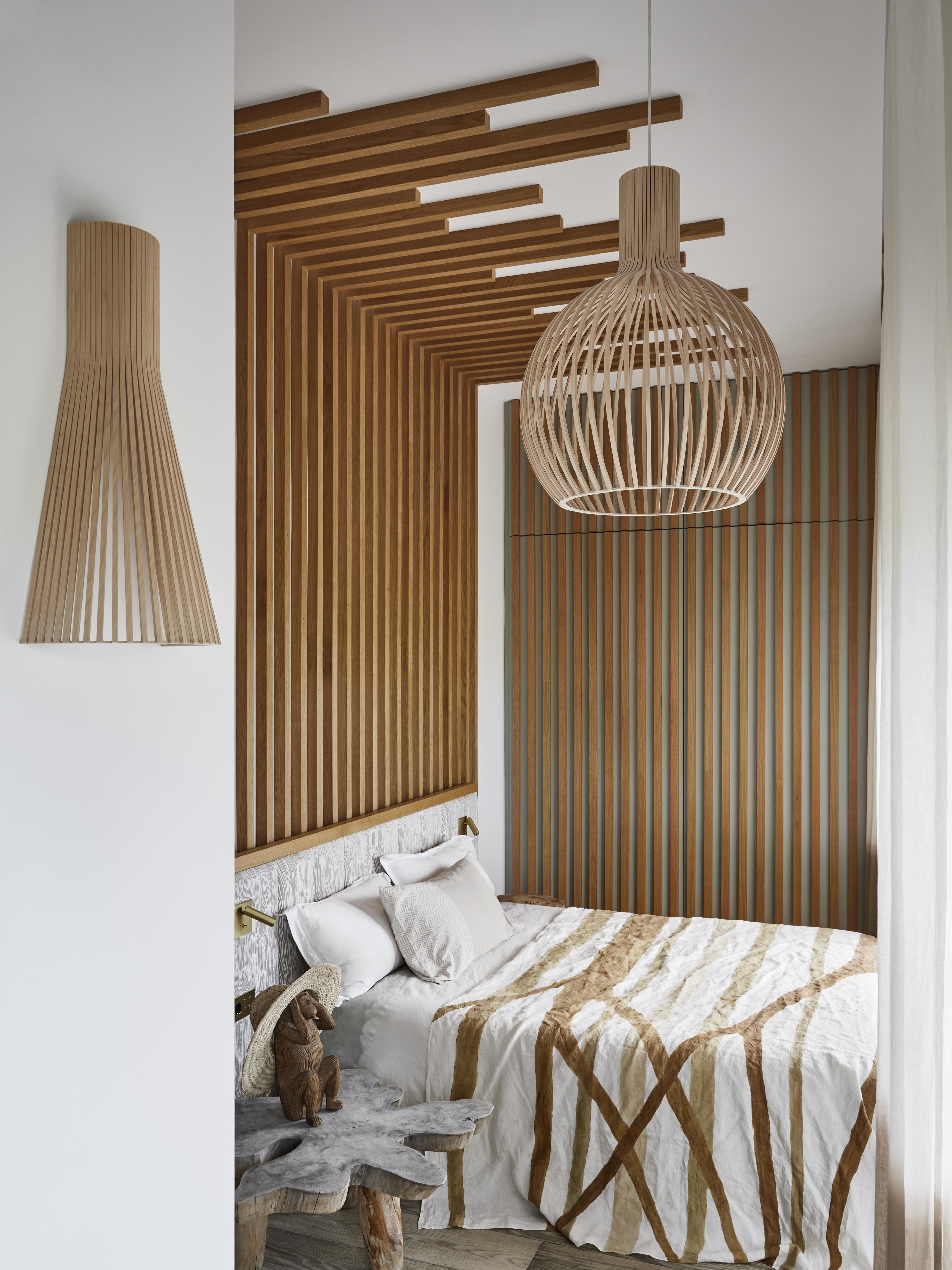 Деревянные рейки в интерьере спальни - 91 фото