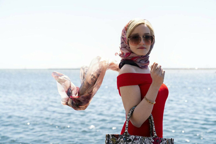 Фото №11 - Дочь русского дальнобойщика, о которой снимает сериал Netflix, планирует играючи заработать миллионы