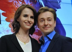 Жена Сергея Безрукова готовит ему ужин вместе с дочкой
