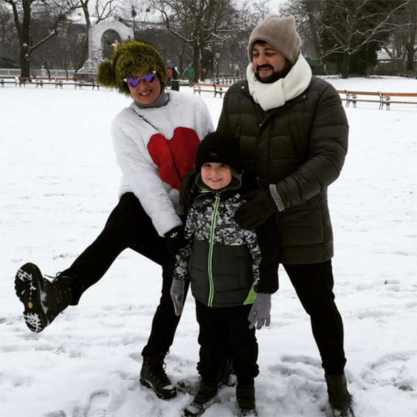 Анна Нетребко, ее сын Тьяго и муж Юсиф Эйвазов отлично провели время на каникулах, гуляя по заснеженным паркам Вены