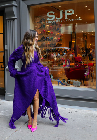 Платье на осень: вязаное, с волнующим разрезом и бахромой, как у Сары Джессики Паркер