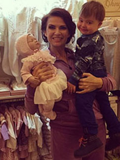 Эвелина Бледанс с Семеном в магазине детской одежды