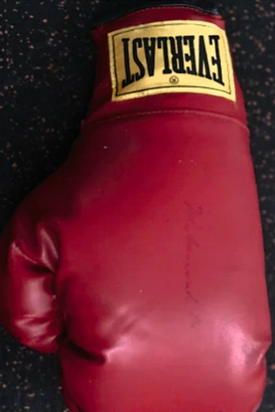 Боксерская перчатка Мохаммеда Али. Стоимость 2 млн рублей