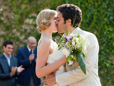 Почему отпускают голубей и бьют бокалы: самые счастливые свадебные приметы