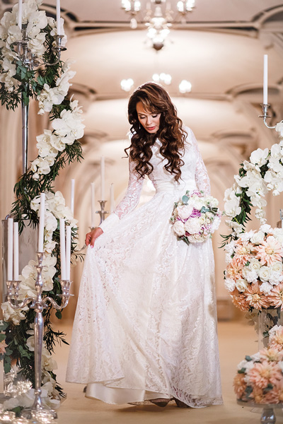 Для венчания Калашникова подобрала скромное кружевное платье