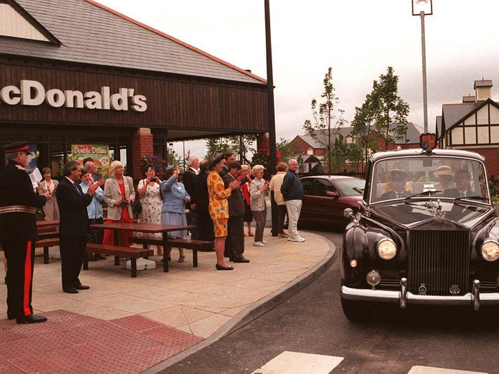 Гроза фастфуда: почему поездка королевы Елизаветы в McDonald's закончилась полным провалом (но вошла в историю Британии)