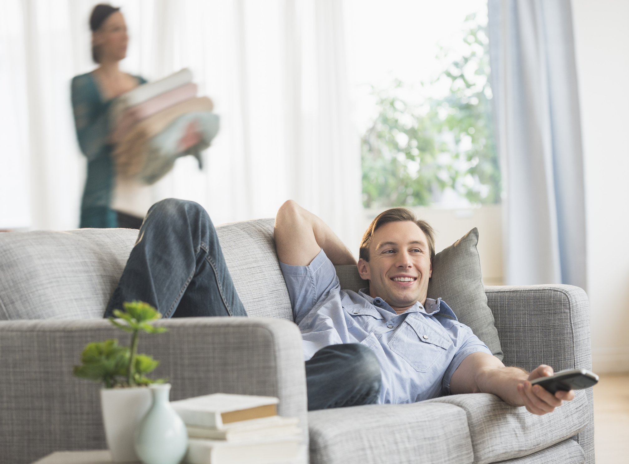 Что делает муж выходной. Фото людей в домашней обстановке. Мужские обязанности по дому фото. Man watching TV on Sofa. On the Sofa.