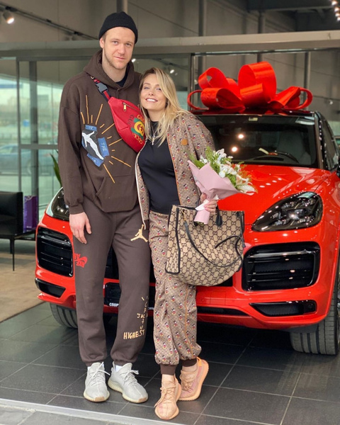 На 35-летие Марина Зубкова получила от мужа-баскетболиста новый Porsche Cayenne