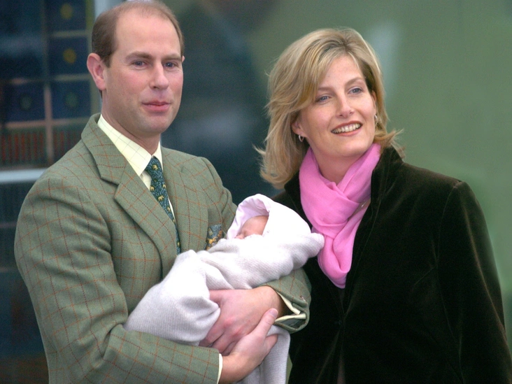 Граф и графиня Уэссекские с двухнедельной Луизой, 23 ноября 2003