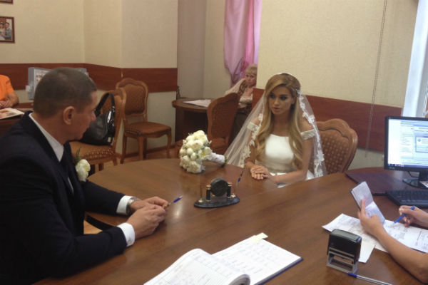 Ксения и Курбан подают подают документы на регистрацию брака