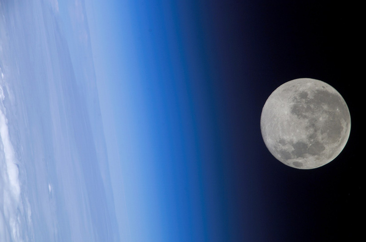 Какой химический элемент назван в честь Луны?