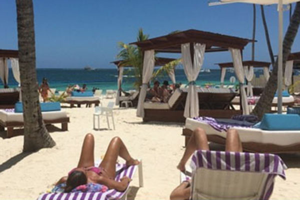 «1 мая в далекой Доминикане на пляже у океана!», - гласит надпись под этим фото в микроблоге Бориса Грачевского