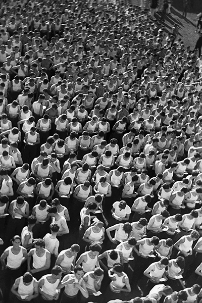 Джуро Янекович «Члены «Сокола» ждут своей очереди за трибунами», 1934