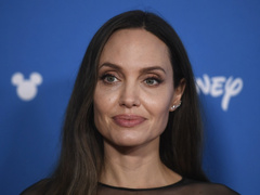 Во время разлуки с любимым сыном Анджелина Джоли собирается наладить личную жизнь