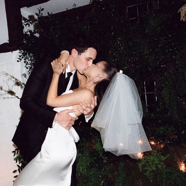 Фото №1 - Миллион лайков за 15 минут: Ариана Гранде поделилась фотографиями со свадьбы