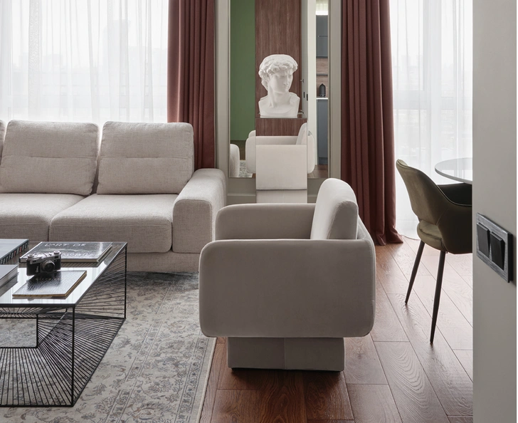 Кухня-гостиная, фрагмент. Кресло, Gallotti radice. Светильники, SWG. Шторы, Persa Design. Стеновые панели, Zenkitchens. Инженерная доска, Eurohome. | Источник: Виталий Глухов. Стиль: Сергей Мелешенко, Мария Колпакова 