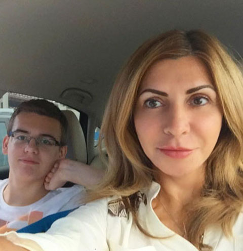Ирина Агибалова с сыном Олегом по пути в аэропорт