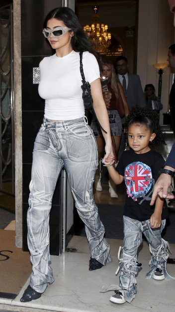 Дабл-дрессинг: Кайли Дженнер собрала похожие наряды с дочкой | marieclaire.ru